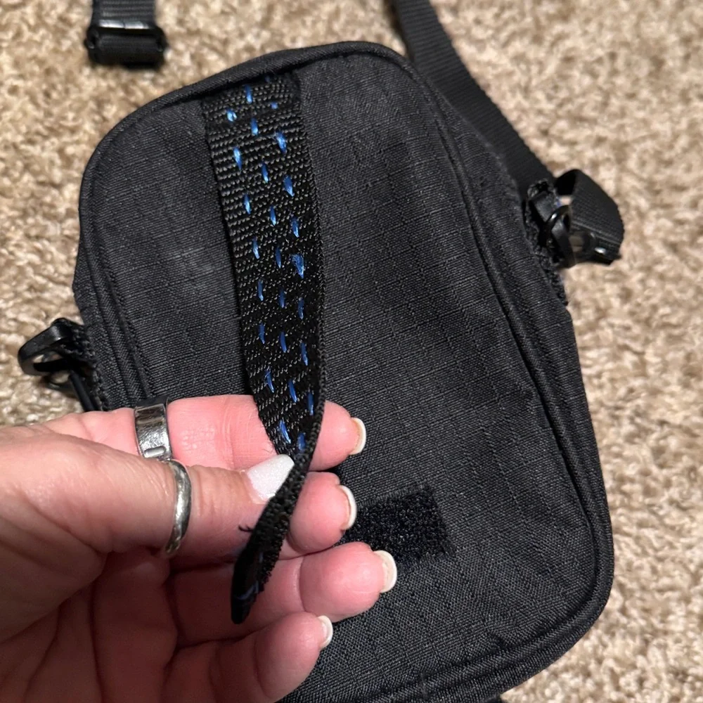 Samsonite camera bag / travel bag w/removeable strap & plenty of pockets - EUC!